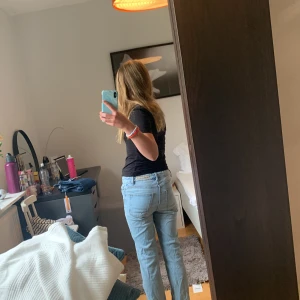 Jeans - Säljer ett par jeans pågrund av att dem är för små, jeansen är i storlek 140.