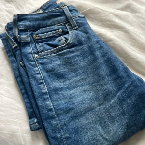 Levi Jeans - Här är mina älsklings byxor!!! Men måste tyvärr sälja då jag inte får på mig dem längre! Skulle säga att det är ganska lågmidjade! Är storlek 32 och köptes för 1200kr! Inga skador eller något💕bootcut