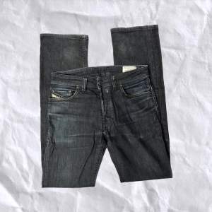 lågmidjade jeans; midjemått 78, innerbenslängd 83 💕