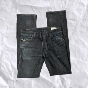 diesel jeans - lågmidjade jeans; midjemått 78, innerbenslängd 83 💕