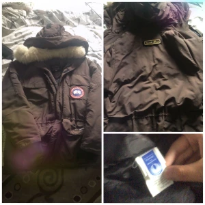 Canada goose jacka - En canada goose jacka i dåligt skick, sönder vid dragkedjan men går att stänga, inte original pälsen utan en päls från en annan cg jacka som är skadad. Förutom de så vet jag inte eller inte har sett iaf några andra defekter. Skriv för mer info🙏⚡️✨