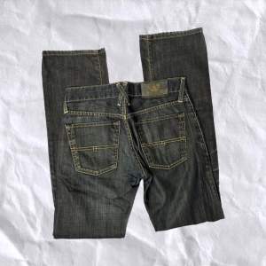 lågmidjade jeans; midjemått 76, innerbenslängd 82 💕