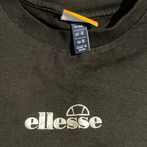 T-shirt från Ellesse med coolt silvrigt tryck. Köpt på Urban Outfitters 2019, inte mycket använd🪩💃🕺