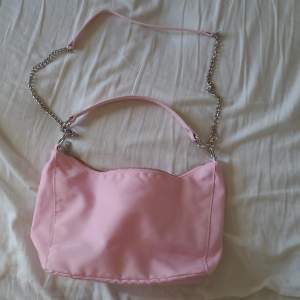 rosa handväska från H&M, aldrig använd.  Den långa kedjan går att ta bort om man bara vill ha en kort axelväska