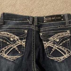 Y2k la idol jeans - Bootcut/straight jeans med jätte fina fickor och detaljer. Benlängd: 92cm Midjemått: 40cm