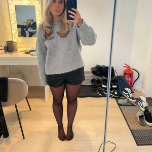 Skinnshorts - Skinnshorts från zara. Finns ej kvar på hemsidan. Storlek L men passar mycket bättre en M💞
