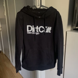 Dirtcült San Diego - En Dirtcült hoodie i gott skick. Använd få gånger.  OBS: det är en storlek M men sitter som S/XS