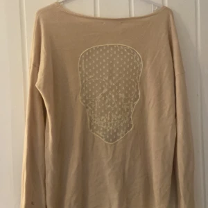 Zadig tröja - En så cool och unik tröja från zadig och Voltaire med en döskalle i mesh tyg på ryggen❤️🫶🏻💀 (har små defekter)