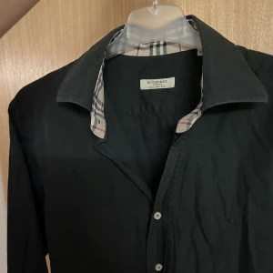 Burberry skjorta - Burberry overshirt/skjorta i väldigt fint skick! 9/10. Strl 38 dvs S/M. Hör av er vid minsta fundering eller intresse!