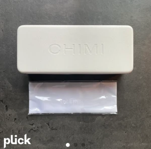 Chimi orginalförpackning - Chimi glasögonfodral och putsduk. En helt oskadd chimi box och putsduk. Funkar till såväl chimi 01, chimi 02, chimi 03, chimi 04, chimi 05, chimi 06, chimi 07, chimi 08.