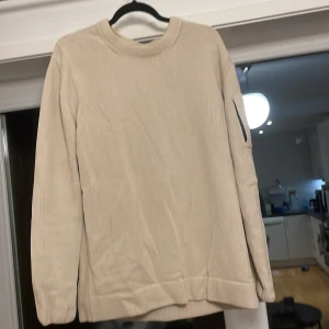 Cp Company tröja  - Snygg cp company tröja som jag aldrig använt o finns därför inga skador på den! Köpt för 2000. Sitter som en L. Kan gå ner i pris vid snabb affär 