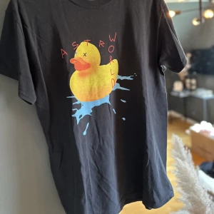 Travis Scott merch  - Travis Scott t-shirt köpt på Lollapaloza Stockholm 2019 i storlek M. Använd 1-2 gånger!