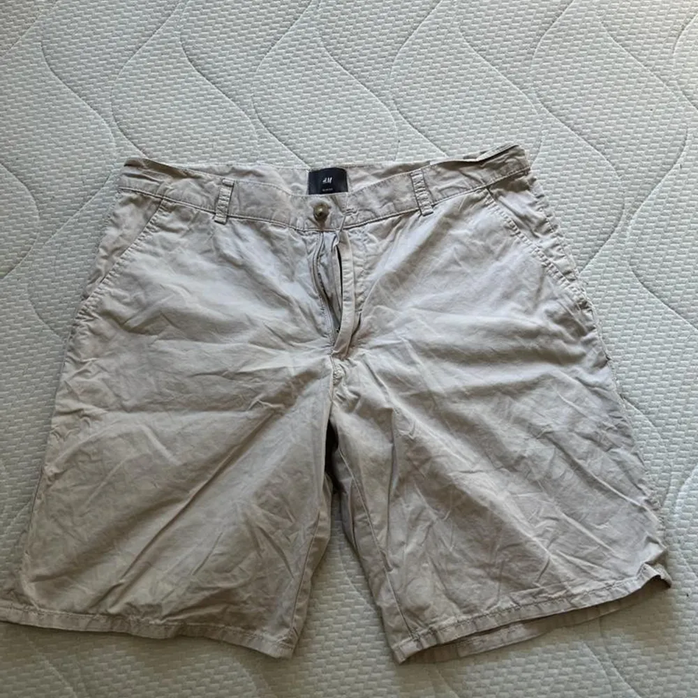 STORRENSNING!! Säljer dessa H&M shorts då de inte kommer till användning, super bra skit ! . Shorts.