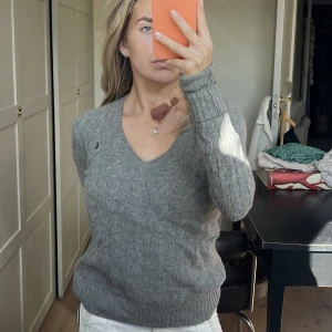 Tröja  - Hej!!! Säljer denna söta tröja från Ralph Lauren. Den är is stolek S och sitter kanska tight mot kroppen. Hör av dig om du har någon fråga ❣️