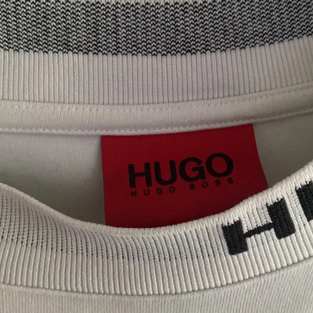 Hugo Boss Tröja/Sweatshirt vit fin med krage, svart text. Köpt på U/M för 1100kr. Nyskick, Storlek L men passa även som M.. Tröjor & Koftor.