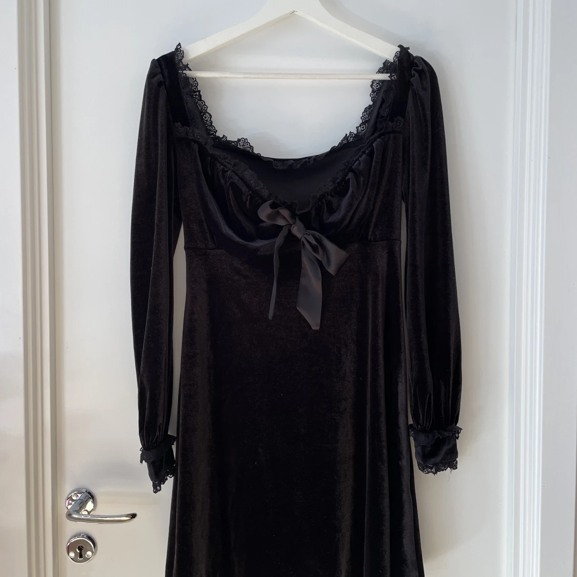 Svart gotisk sammetsklänning