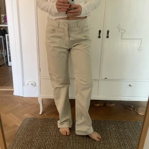 Baggy beiga byxor  - Canvas/chinos liknande byxor i en ljus beige färg säljer pga liiite för långa för mig 