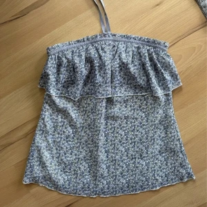 Topp - Söt topp med band som man knyter runt nacken!  Köpte på vinted men var för liten så är inte använd av mig☺️ storlek 36 men skulle uppskatta den något mindre i storleken.