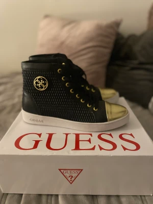 Skor från Guess - Ett par skinn skor från Guess i storlek 38. I nytt skick. 