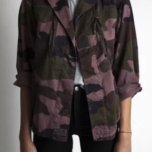 Jacka - Säljer denna quattre fills jacka i rosa. Sparsamt använd🌸