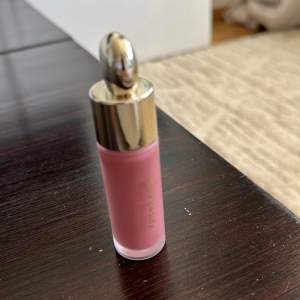 Rare beauty soft pinch liquid blush i färgen Encourage. Använt ett fåtal gånger men eftersom lite räcker lång väg är den helt full fortfarande. 