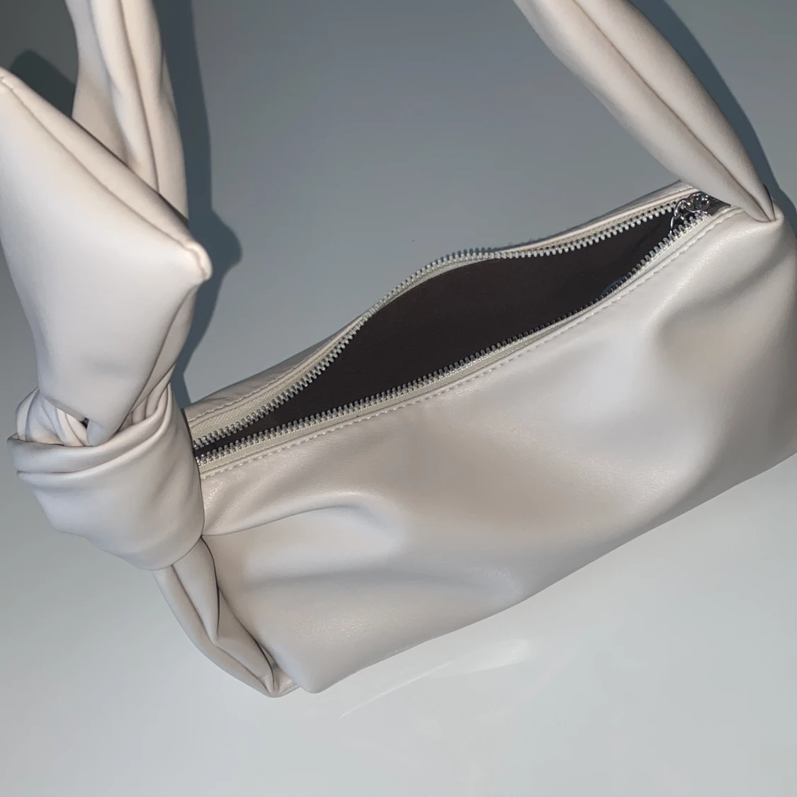 Hand/axelväska i faux skinn  - 1