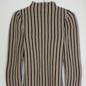 Maison Margiela Tröja - Stickad Tröja i 100% New Virgin Wool, från MM6 Maison Margiela  Strl S, sitter inte som en strumpa men ändå inte helt löst, väldigt smickrande och sofistikerad. Knappt använd. Så j*vla fin, säljer endast vid toppenbud :)