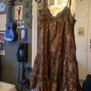 mönstrad klänning - Jättefin mönstrad klänning i storlek  S-M😊säljer då den inte kommer till användning.