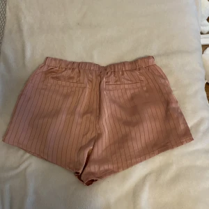 satinshorts - Säljer dessa pyjamasshorts som tyvärr är för stora för mig. Köptes innan sommaren på NAKD men har aldrig använts. Helt nyskick. 