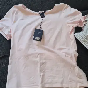 En babyrosa gant t-shirt som är helt oandvänd och kistar orginalt 499kr