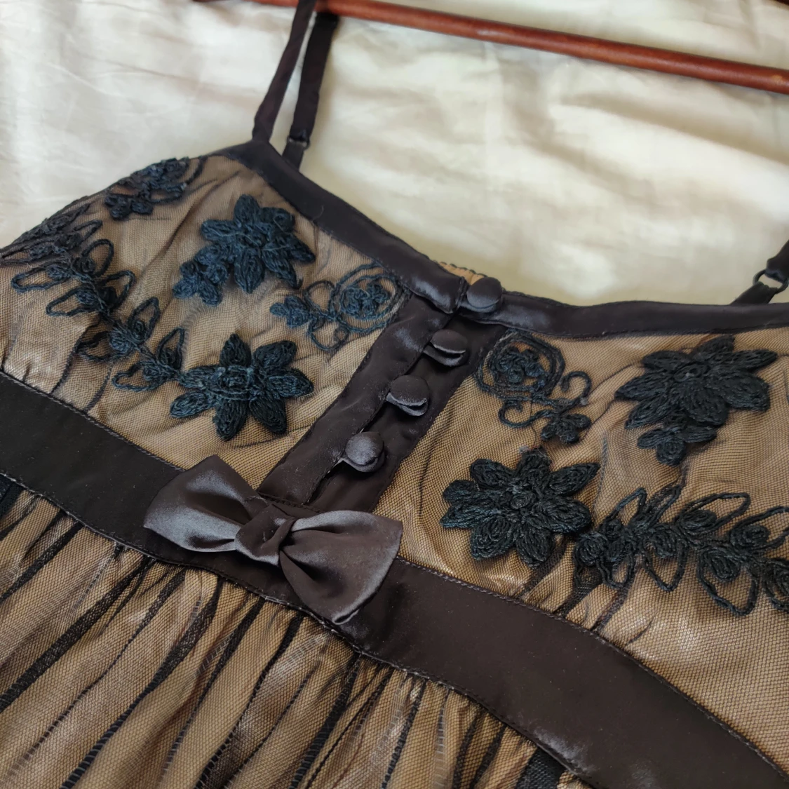 Fin klänning med brodyr - 3