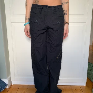 Cargo - Coola cargo byxor. Fint skick! Dom går att spänna in och ut men skulle säga att dom passar en xxs/xs/s. 120kr plus frakt