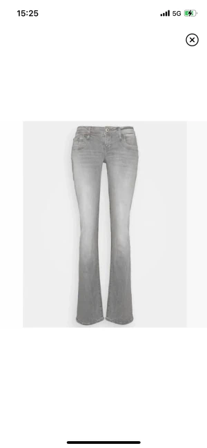 ltb jeans  - Undrar om någon hade velat byta dessa mot ett par ljusgrå/mörkgrå ltb jeans i storlek 25/32 eller 26/32💕 Använda men fint skick, har sprättat upp längst ner så dom passar mig som är 167. Kan även tänka mig att sälja💋🤍