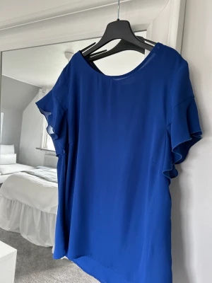 Så söt blus ifrån VILA - Jättefin blus ifrån vila. Perfekt till middagar eller bara vardagar!! I princip aldrig använd, nyskick!