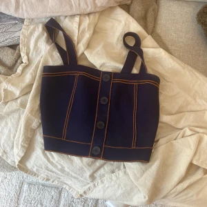 Sandro topp - Säljer denna så fina sandro topp i storlek 1 (XS/S). Den är lite kortare i modellen och superfin till en längre kjol! 