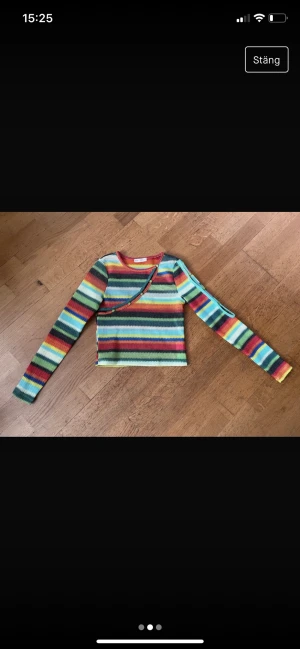 Randig flerfärgad top med sned knäppning xs - Köpte denna top via vinted i perfekt skick! Säljes då den är för liten.   