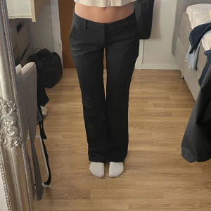 Lågmidjade kostymbyxor  - Svarta, lågmidjade kostymbyxor ifrån bikbok. Supersnygga och passar till allt. Jag är ca 170. Skriv för fler bilder ☺️