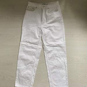 Säljer dessa fina vita oanvända jeansen ifrån NA-KD i storlek 36 då de är en modell med korta ben!🤍
