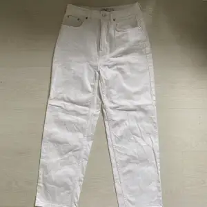 Säljer dessa fina vita oanvända jeansen ifrån NA-KD i storlek 36 då de är en modell med korta ben!🤍