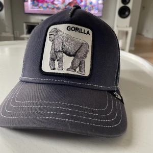 Goorin bros keps blå - Säljer denna fina keps (äkta) som har blivit använd men är fortfarande i fint skick, lite blekt av solen . Den passar alla i och med att man kan spänna ut och in den.