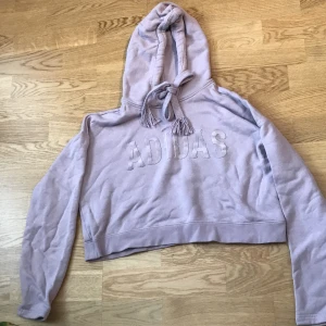 Hoodie - Adidas hoodie, den är ljuslila en blandning av bild 1 & 2. Några fläckar på ena armen.