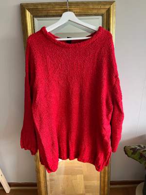 Oversized stickad tröja i jordgubbsfärg. Använd ett fåtal ggr och i jättefint skick.