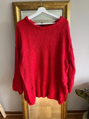 Oversized stickad tröja  - Oversized stickad tröja i jordgubbsfärg. Använd ett fåtal ggr och i jättefint skick.