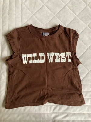 T-shirt - Säljer denna T-shirt som är från HM i storlek s. Armhålorna på den är som på ett linne💞 Säljer pågrund av att jag inte använder den längre💗