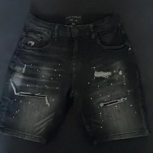 SUPPLY & DEMAND jeans shorts svarta  - SUPPLY & DEMAND jeans shorts  är knappt använda fläckfri 