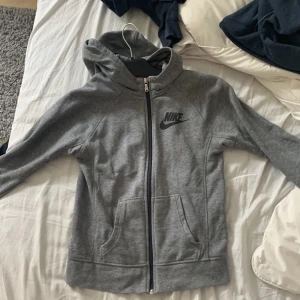 Nike tröja - ⚠️första två är tagna utav hon jag köpte den av⚠️ Köpte denna tröja i nyskick och har aldrig använt den eftersom den inte passade mig 💕Nike tröja och jag köpte den av henne för 200kr+frakt