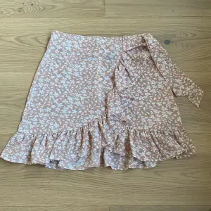 Rosa kjol från Shein i storlek XS/S. Jättebra skick💓 