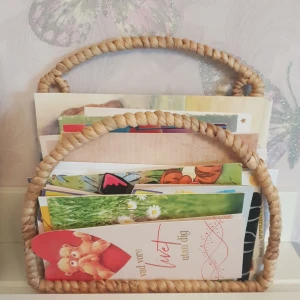 Tidningshållare/korthållare  - Köpt på Indiska, säljer pga att det inte kommer till användning just nu👍🏻 kontakta vid intresse och pris diskuteras ❤️