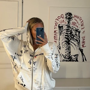 Zadig hoodie - Zadig & voltaire hoodie❤️köptes för ca ett halvår sedan men har aldrig används därav priset. Köpt i deras butik för 3000