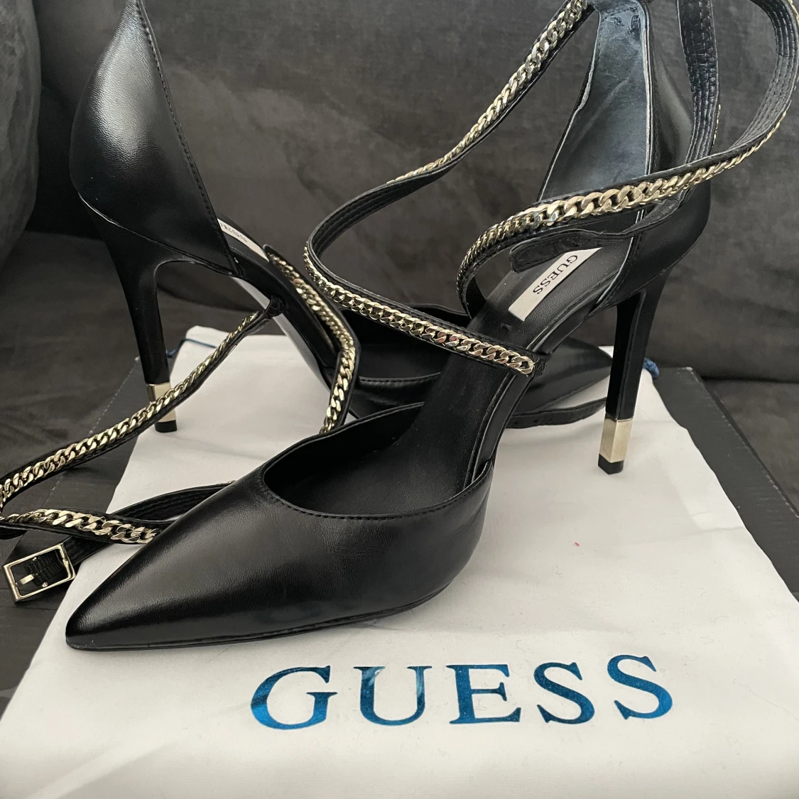 Guess Pumps